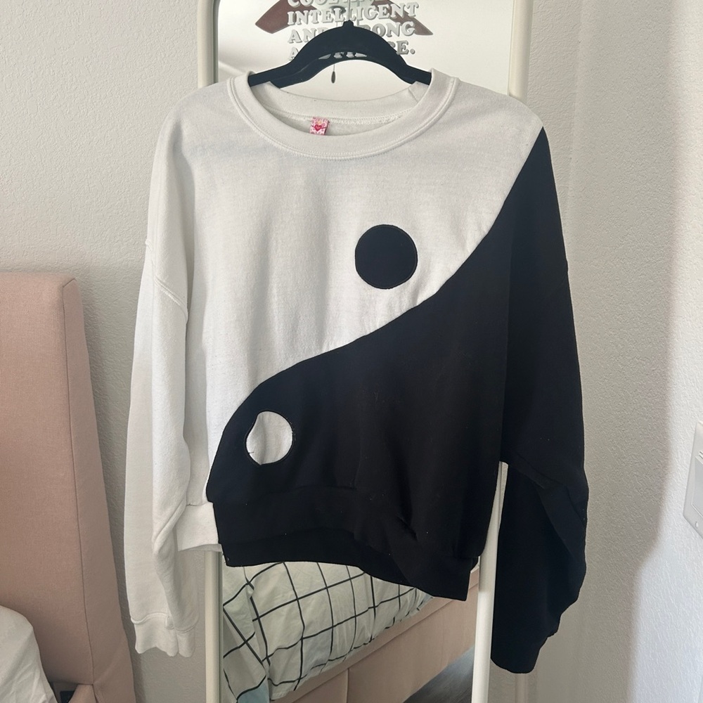 Hoes For Clothes Handmade Yin and Yang Cropped Crewneck Black and White